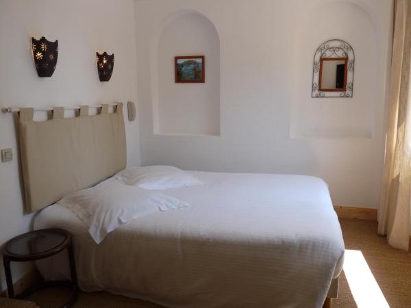 Hôtel L'Oustaou : photo 1 de la chambre chambre double confort avec terrasse ou vue sur mer