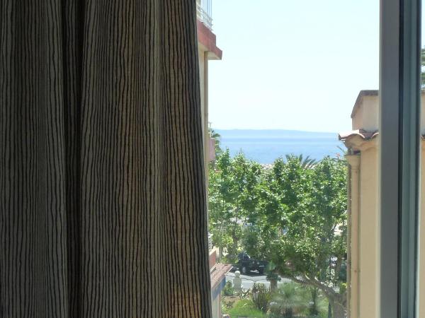 Hôtel L'Oustaou : photo 8 de la chambre chambre triple confort avec terrasse ou vue sur mer