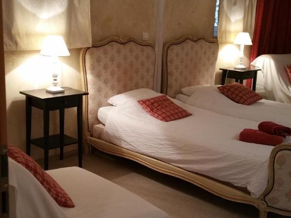 Chambres touristiques La Cour Des Hôtes : photo 2 de la chambre chambre quadruple classique