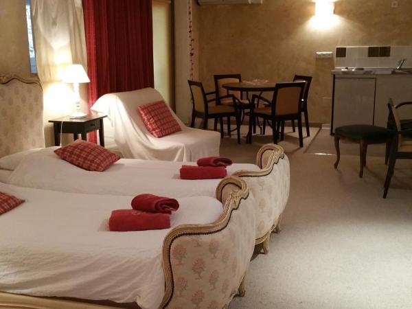 Chambres touristiques La Cour Des Hôtes : photo 3 de la chambre chambre quadruple classique