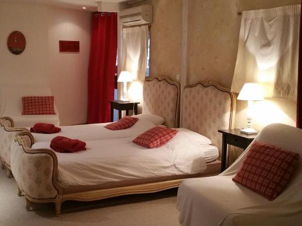 Chambres touristiques La Cour Des Hôtes : photo 4 de la chambre chambre quadruple classique