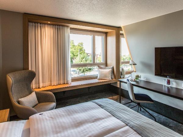 Mvenpick Hotel Lausanne : photo 3 de la chambre chambre lit queen-size deluxe - vue sur lac