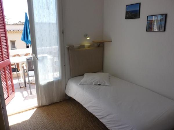 Hôtel L'Oustaou : photo 4 de la chambre chambre triple confort avec terrasse ou vue sur mer