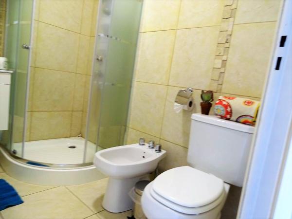 Giova Apart Salta : photo 10 de la chambre chambre familiale avec salle de bains commune