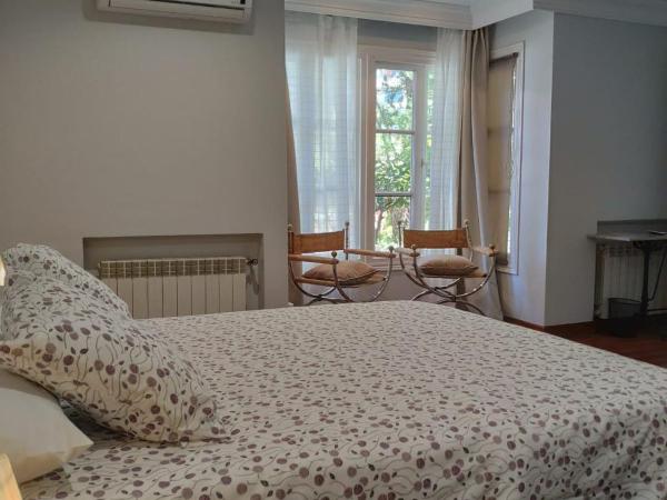 Villa Antumalal B&B : photo 1 de la chambre chambre lit queen-size - vue sur jardin