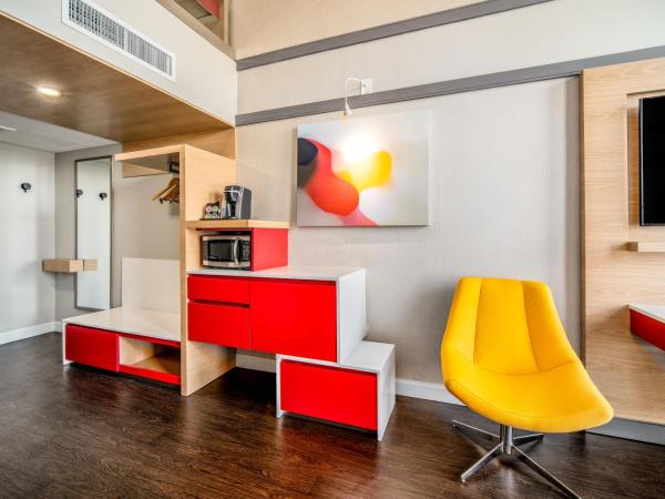 Century Park Hotel LA : photo 4 de la chambre suite avec 1 lit queen-size