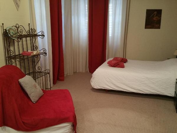 Chambres touristiques La Cour Des Hôtes : photo 10 de la chambre chambre double avec baignoire spa