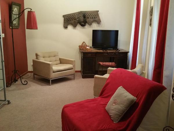 Chambres touristiques La Cour Des Hôtes : photo 5 de la chambre chambre double avec baignoire spa