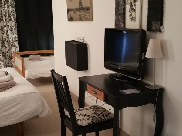 Chambres touristiques La Cour Des Hôtes : photo 2 de la chambre chambre triple