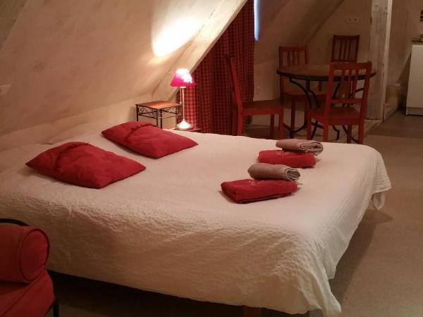 Chambres touristiques La Cour Des Hôtes : photo 3 de la chambre chambre triple basique