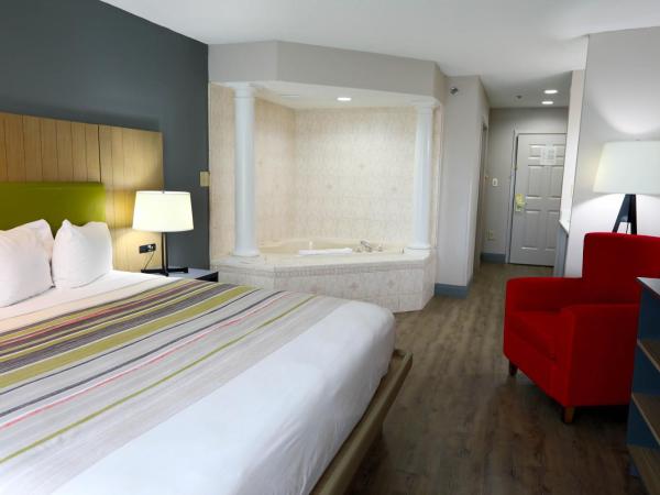 Country Inn & Suites by Radisson, Myrtle Beach, SC : photo 1 de la chambre suite lit king-size avec jacuzzi - non-fumeurs