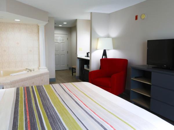Country Inn & Suites by Radisson, Myrtle Beach, SC : photo 2 de la chambre suite lit king-size avec jacuzzi - non-fumeurs