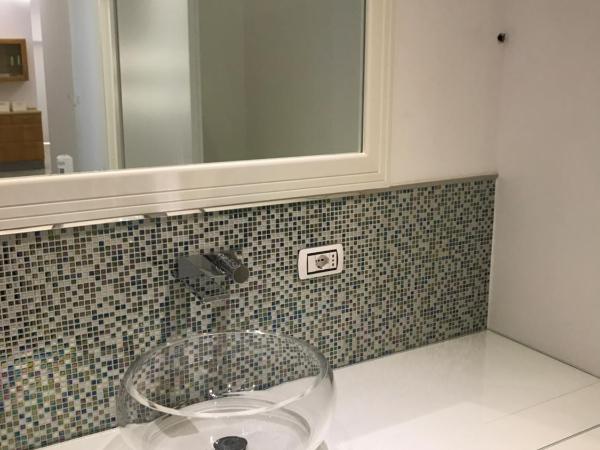 ROOM 110 BARI -guesthouse- : photo 8 de la chambre chambre lit queen-size avec salle de bains commune 