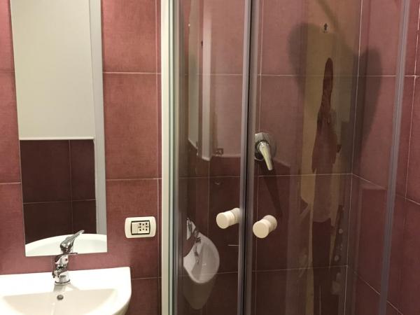 ROOM 110 BARI -guesthouse- : photo 6 de la chambre chambre double standard