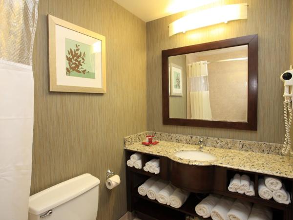 Ramada by Wyndham Saskatoon : photo 4 de la chambre chambre lit queen-size - non-fumeurs