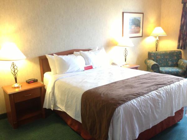 Ramada by Wyndham Saskatoon : photo 2 de la chambre chambre lit queen-size - non-fumeurs