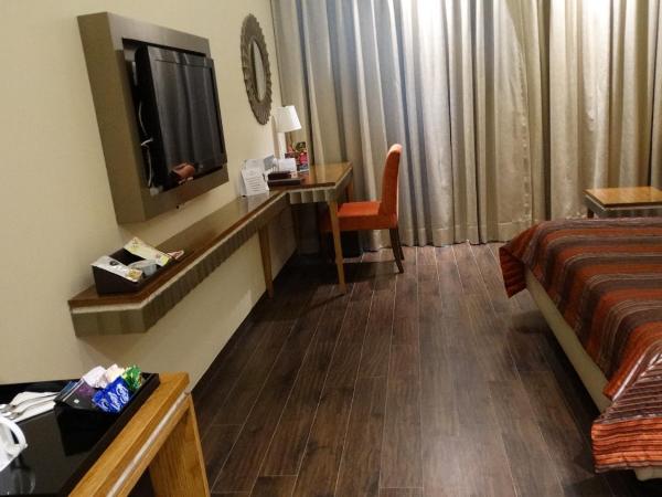 Ramada Gurgaon Central : photo 3 de la chambre executive queen room - non-smoking with happy hours (1+1 ;only applicable for imfl not all the brand at the bar)