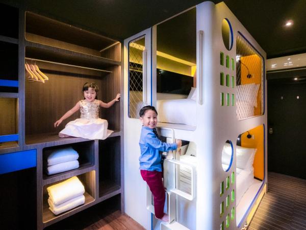 CUBE Family Boutique Capsule Hotel at Chinatown : photo 9 de la chambre chambre quadruple de luxe avec 2 lits queen-size