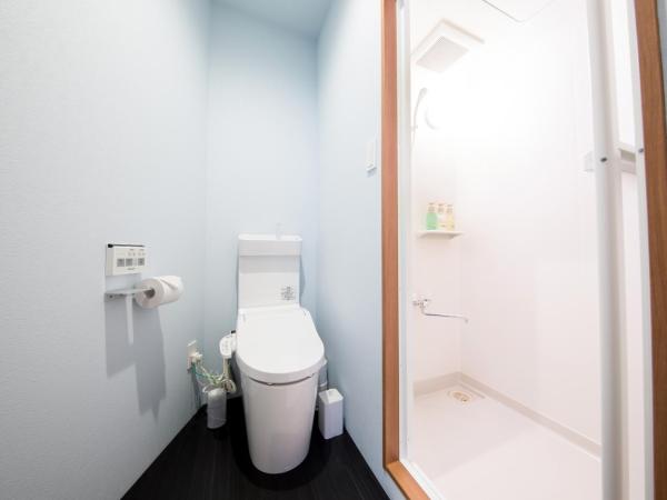 plat hostel keikyu asakusa karin : photo 4 de la chambre chambre double deluxe avec douche et toilettes