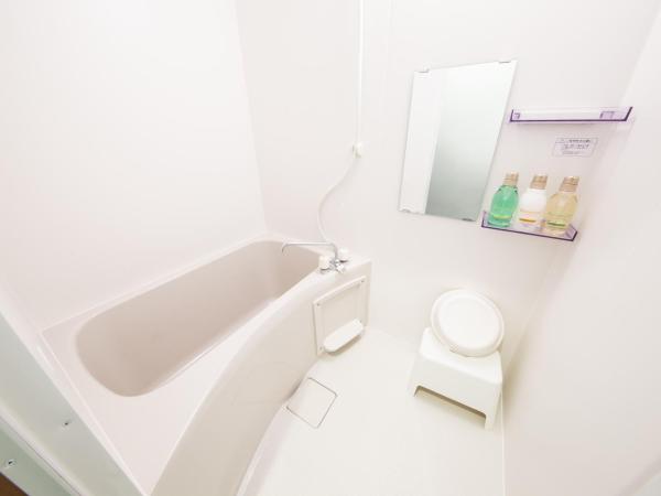 plat hostel keikyu asakusa karin : photo 1 de la chambre chambre double standard avec salle de bains et toilettes communes