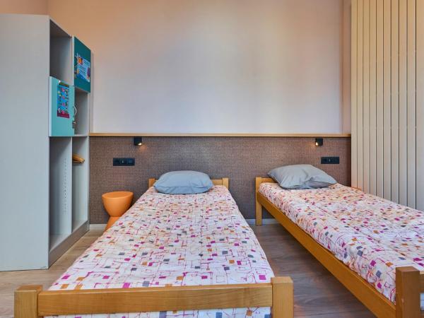 Jacques Brel Youth Hostel : photo 3 de la chambre chambre lits jumeaux