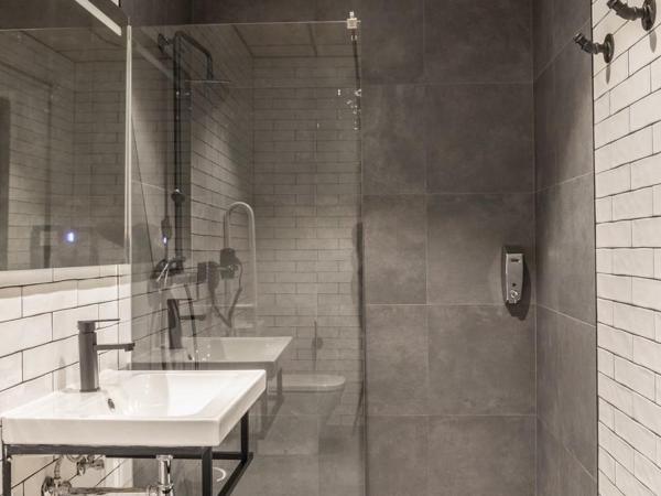 Pensión H30 Bilbao : photo 1 de la chambre chambre quadruple - accessible aux personnes à mobilité réduite