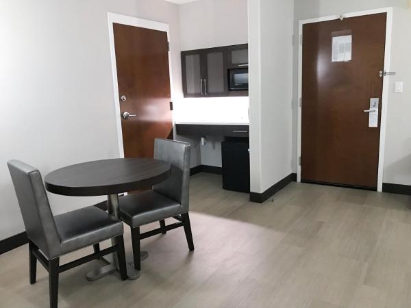 Ramada by Wyndham Suites Orlando Airport- Free Airport Shuttle : photo 3 de la chambre suite studio avec 2 lits doubles - accessible aux personnes à mobilité réduite - non-fumeurs