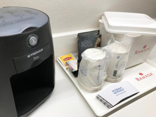 Ramada by Wyndham Suites Orlando Airport- Free Airport Shuttle : photo 3 de la chambre suite studio avec 2 lits doubles - non-fumeurs