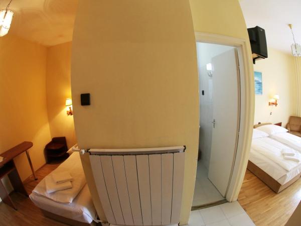 Hotel Bara Junior : photo 1 de la chambre chambre triple