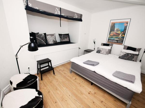 City Backpackers Hostel : photo 3 de la chambre chambre double avec salle de bains privative