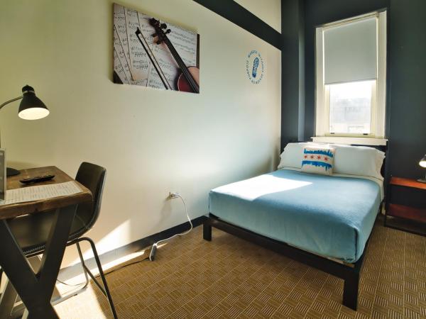 HI Chicago Hostel : photo 3 de la chambre hébergement privé 1 chambre avec salle de bains privative