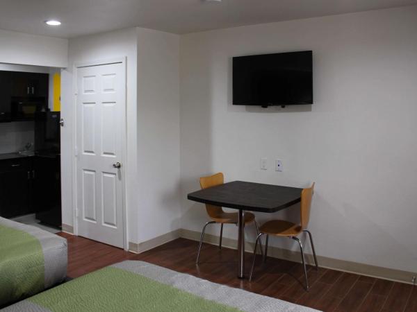 Studio 6-Houston, TX - East : photo 1 de la chambre chambre quadruple de luxe - non-fumeurs