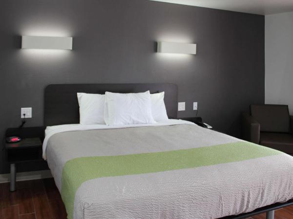 Studio 6-Houston, TX - East : photo 2 de la chambre chambre lit king-size deluxe - fumeurs