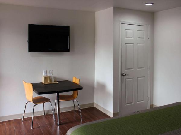 Studio 6-Houston, TX - East : photo 4 de la chambre chambre lit king-size deluxe - fumeurs