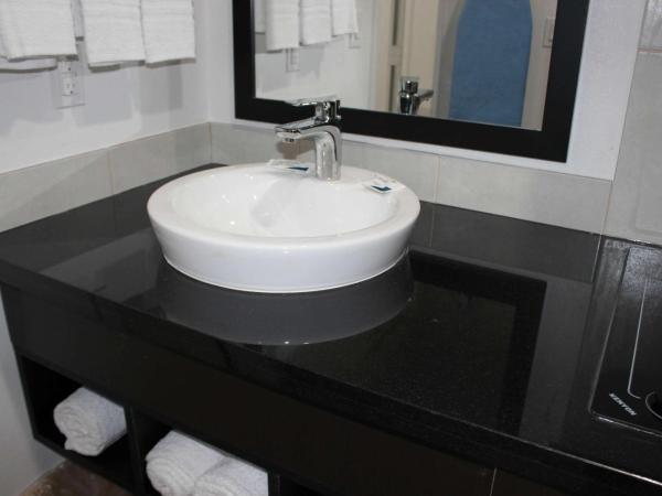 Studio 6-Houston, TX - East : photo 9 de la chambre chambre quadruple de luxe - non-fumeurs