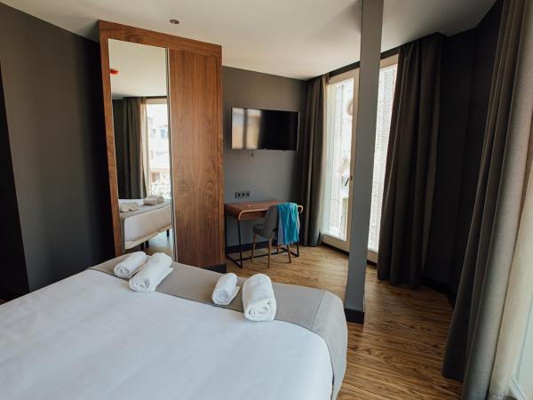 Málaga Premium Hotel : photo 4 de la chambre chambre double ou lits jumeaux supérieure avec vue 

