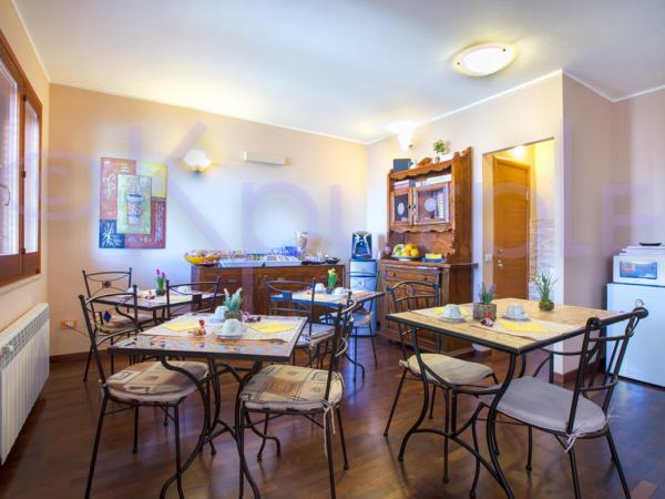 LE API : photo 2 de la chambre chambre double ou lits jumeaux standard avec balcon