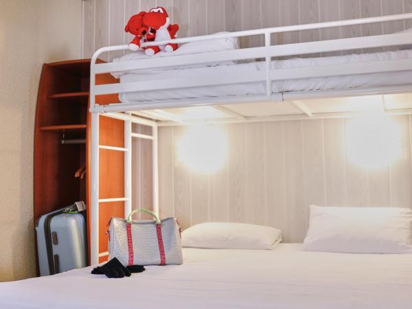 Brit Hotel Chambery : photo 6 de la chambre chambre triple (2 adultes & 1 enfant)