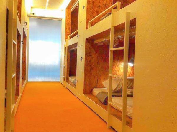 Pastelhouse hostel : photo 1 de la chambre lit simple dans dortoir pour hommes avec salle de bains commune