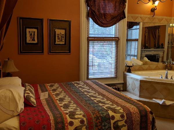 McGee's Inn : photo 1 de la chambre chambre Égyptienne deluxe avec lit king-size -  13