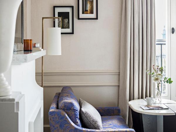 Sofitel Le Scribe Paris Opera : photo 10 de la chambre chambre supérieure avec 1 lit queen-size - vue sur cour