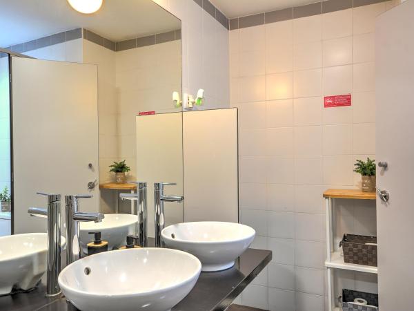 Inn Bairro Alto BA Sweet : photo 6 de la chambre chambre double ou lits jumeaux avec salle de bains commune