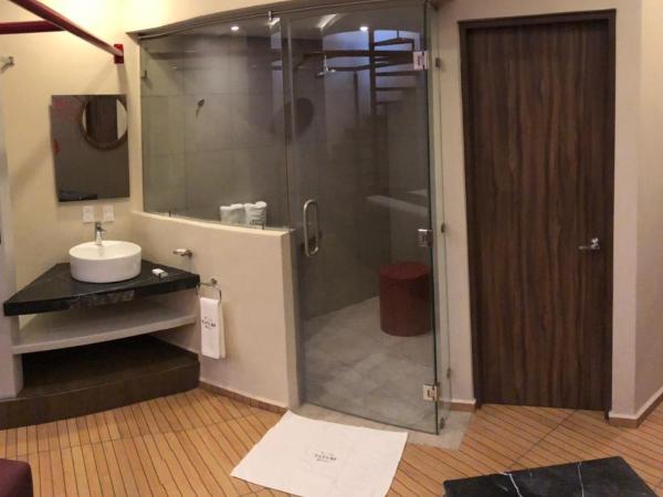 Motel Tatami : photo 3 de la chambre suite lit queen-size avec baignoire spa