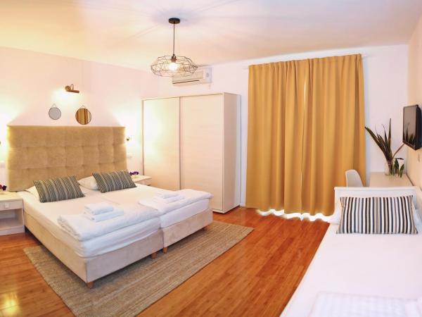 Hotel Delfin : photo 8 de la chambre chambre familiale (2 adultes et 2 enfants)