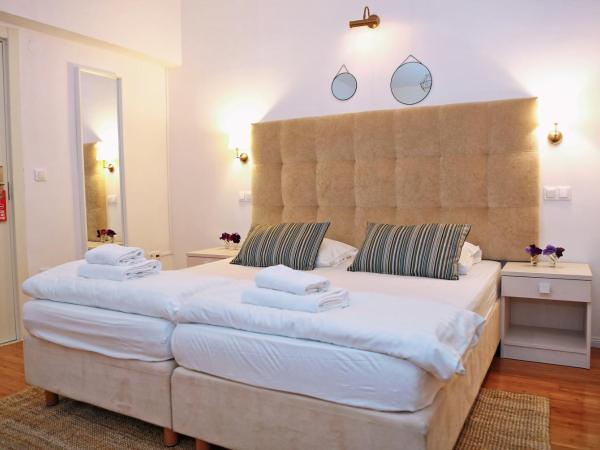 Hotel Delfin : photo 9 de la chambre chambre familiale (2 adultes et 2 enfants)