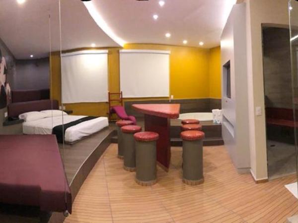 Motel Tatami : photo 1 de la chambre suite lit king-size avec baignoire spa