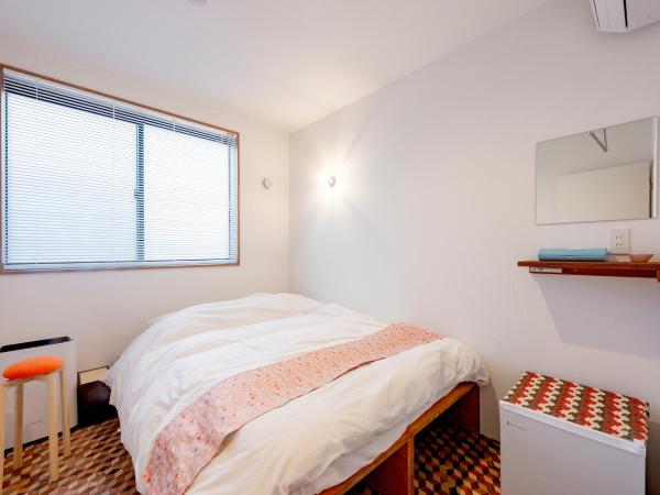 plat hostel keikyu asakusa karin : photo 1 de la chambre petite chambre double avec douche et toilettes communes