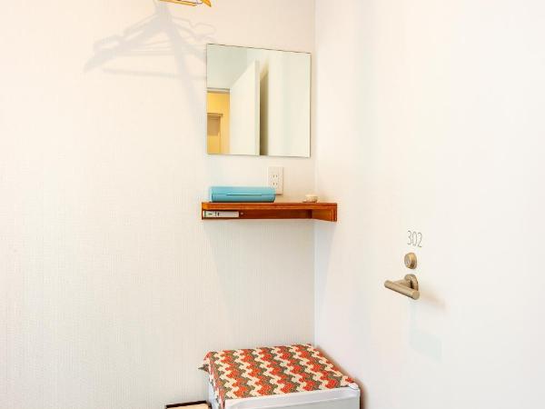 plat hostel keikyu asakusa karin : photo 4 de la chambre petite chambre double avec douche et toilettes communes