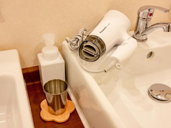 plat hostel keikyu asakusa karin : photo 9 de la chambre petite chambre double avec douche et toilettes communes