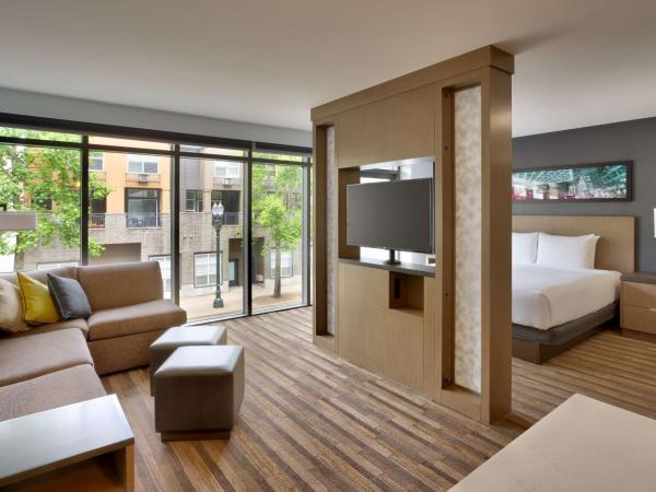 Hyatt House Portland / Downtown : photo 2 de la chambre specialty king studio suite with sofa bed and kitchen